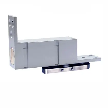 Pneumatic bottom door closer, adjustable base plate for wooden doors 